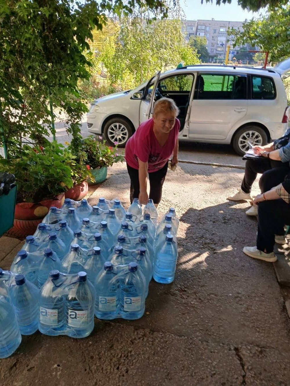 Мешканці Марганецької громади отримали 4212 пляшок води і 1440 продуктових наборів від GEM (фото)