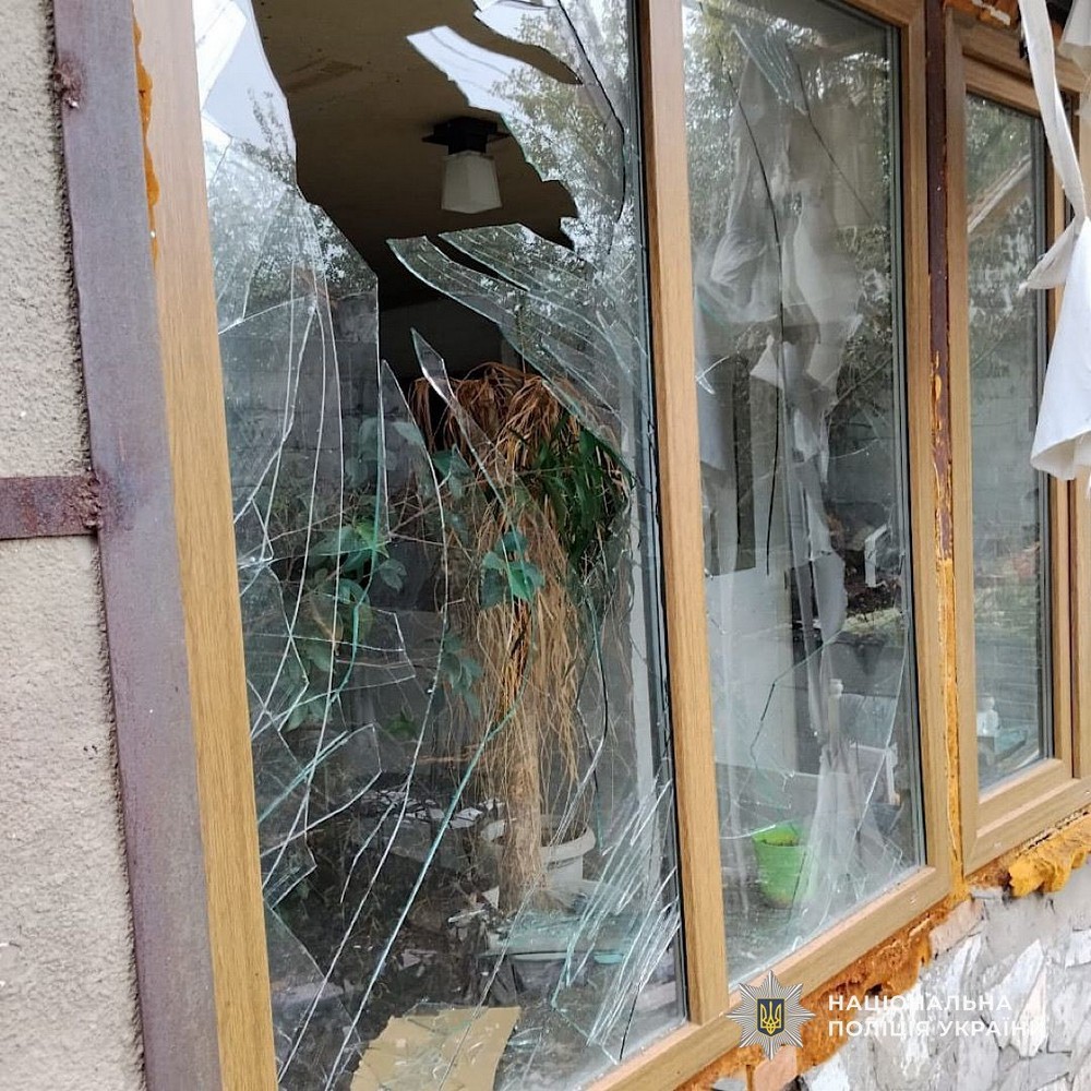 Побито будинки, гаражі, транспорт: про наслідки обстрілів Нікопольщини, Синельниківщини і Павлограда розповіли у поліції (фото)