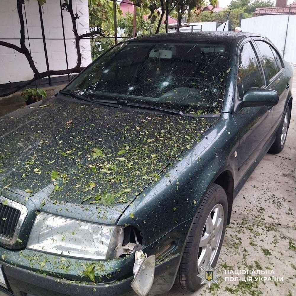 Побито будинки, гаражі, транспорт: про наслідки обстрілів Нікопольщини, Синельниківщини і Павлограда розповіли у поліції (фото)
