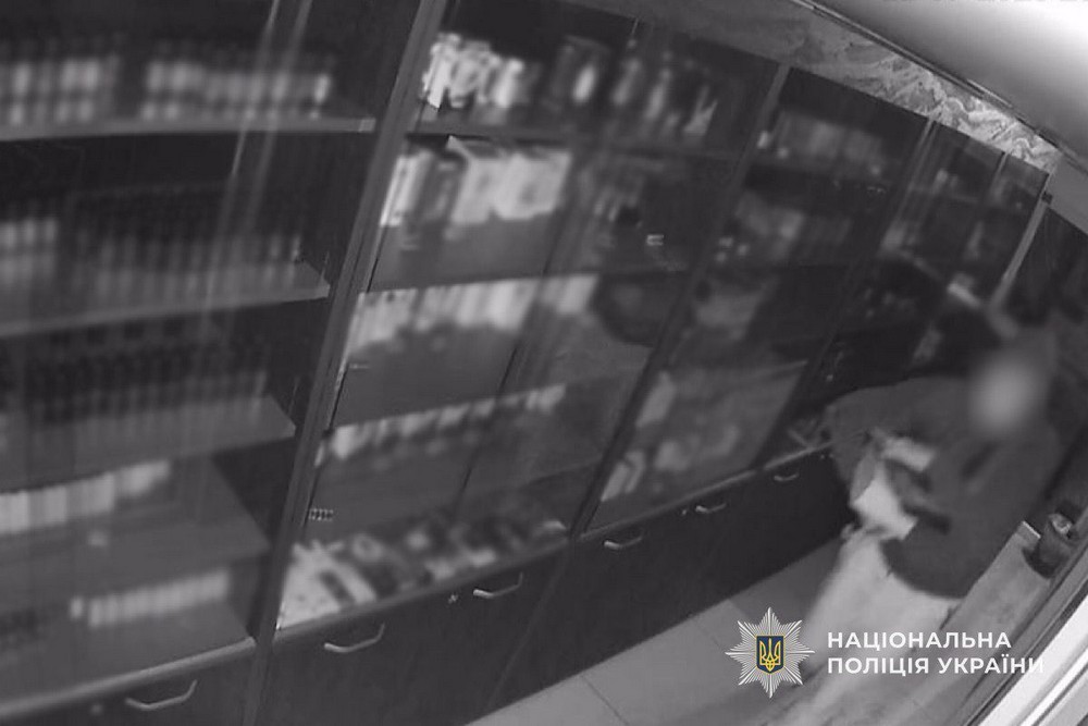 Заліз до піцерії, кав’ярні, пекарні та закладу з приготування суші: у Дніпрі 40-річний чоловік протягом місяця обкрадав заклади харчування