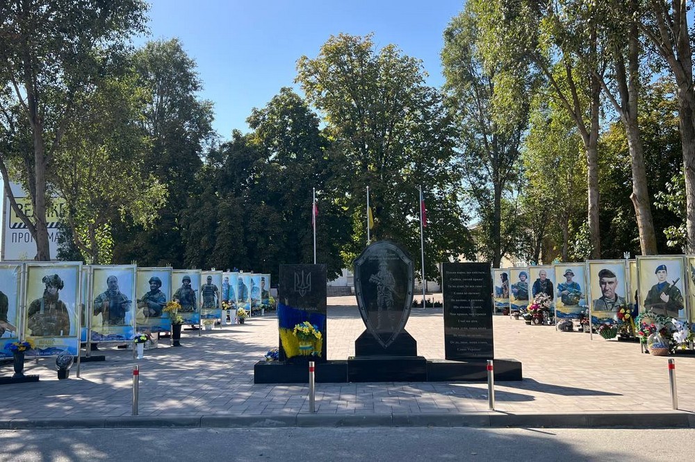 На Алеї Пам’яті і Слави у Червоногригорівській громаді з’явилися нові портрети Захисників (фото)