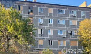 У Нікополі снаряди впали у дворі багатоповерхівок, де були люди: поліція про наслідки обстрілів Дніпропетровщини за добу (фото)
