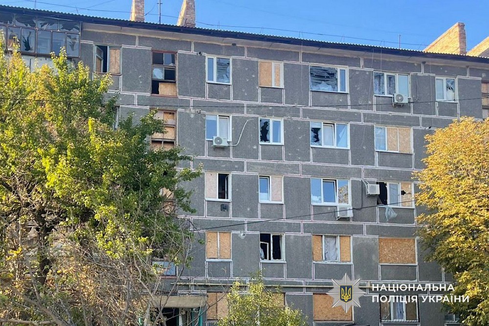 У Нікополі снаряди впали у дворі багатоповерхівок, де були люди: поліція про наслідки обстрілів Дніпропетровщини за добу (фото)