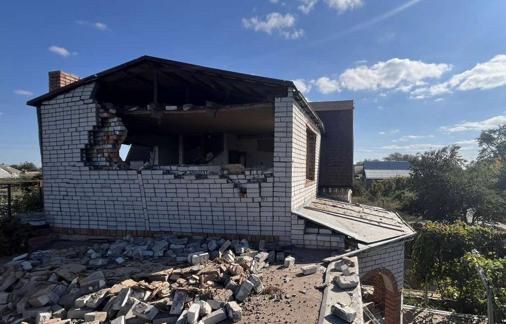 Ворог потрощив будинки у Нікополі, обстрілював ще дві громади району, а також Синельниківщину (фото)