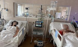 Прийшли за покупками, але ворожий снаряд впав поруч: молоду пару з Нікополя рятують у Дніпрі