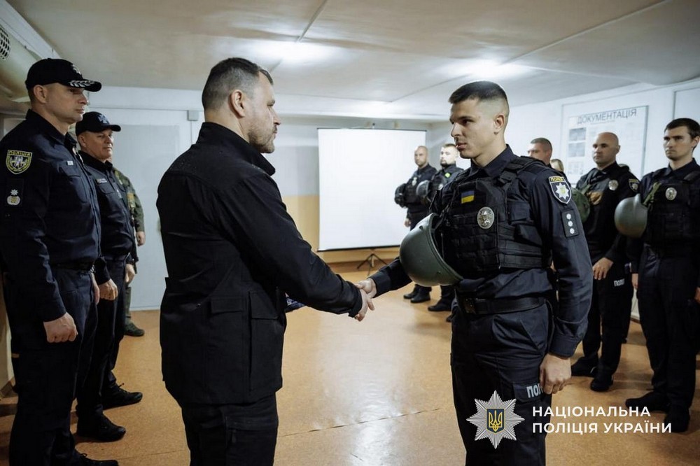поліцейські Нікопольщини отримали нагороди від міністра МВС 6