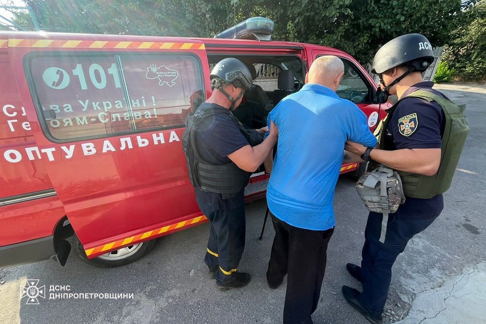у Нікополі рятувальники транспортували постраждалих до лікарні 2