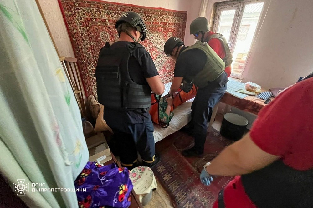 у Нікополі рятувальники транспортували постраждалих до лікарні 3