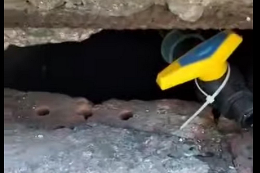 Такі дії призводять до аварійних ситуацій: у Нікополі викрили ОСББ на незаконному підключені до водопроводу (відео) 1 у Нікополі викрили ОСББ на незаконному підключені до водопроводу (відео)