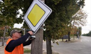 У Нікополі заливають тріщини на дорогах, встановлюють знаки, усувають наслідки обстрілів: робота комунальників на цьому тижні (фото)