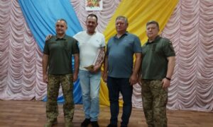 Захисника з Нікопольщини нагородили «Комбатантським хрестом» від Головнокомандувача ЗСУ