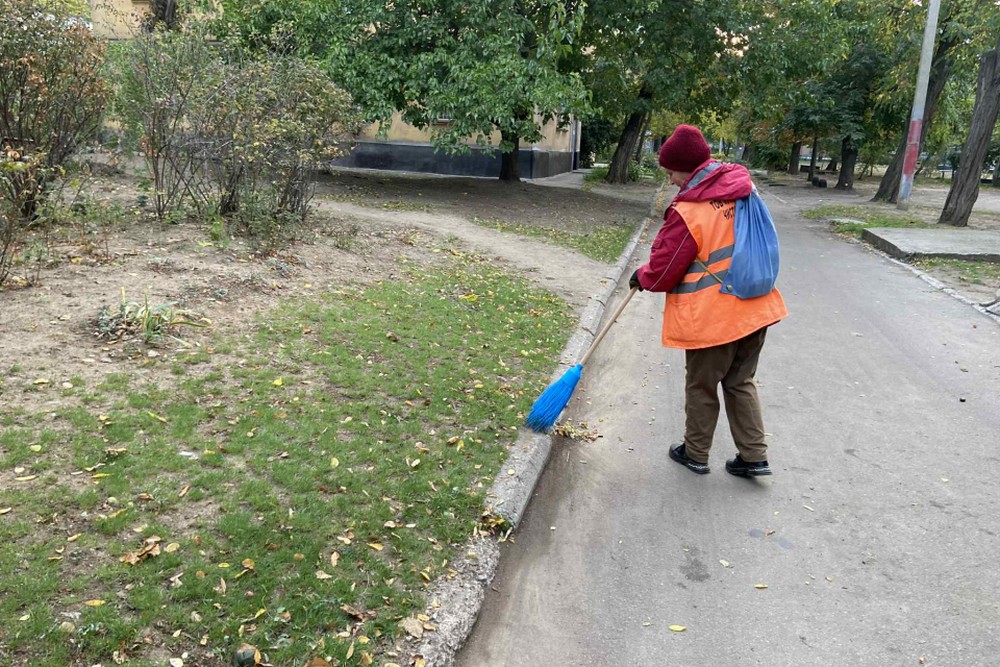 Осіння турбота про місто у Покрові: комунальники продовжують невтомно працювати (фото)