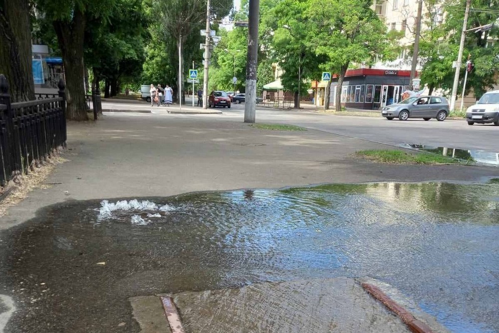 У Нікополі по всьому місту буде здійснюватися плановий скид води під час промивки мереж (фото, відео)
