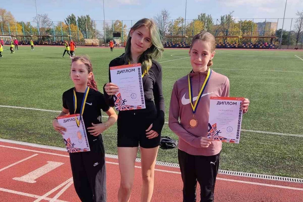 Юні легкоатлети з Нікополя вибороли два золота на обласному чемпіонаті!