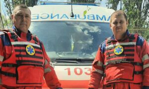 Отримав три ножових в груди від жінки і просив "залатати рани вдома": на Дніпропетровщині медики врятували чоловіка