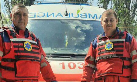 Отримав три ножових в груди від жінки і просив "залатати рани вдома": на Дніпропетровщині медики врятували чоловіка