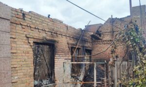 Потрощені і випалені домівки, побиті парники і авто: про наслідки обстрілів Нікополя і району розповіли у поліції (фото)