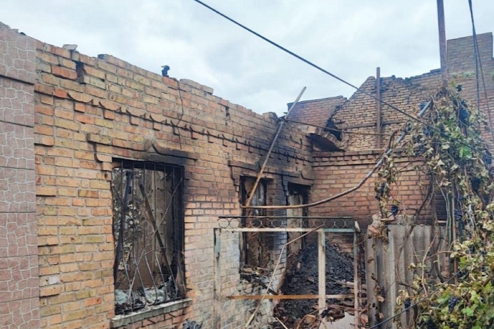 Потрощені і випалені домівки, побиті парники і авто: про наслідки обстрілів Нікополя і району розповіли у поліції (фото)