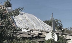 Працюють у посиленому режимі перед сезоном дощів: у Нікополі продовжують відновлювати пошкоджені ворогом будинки