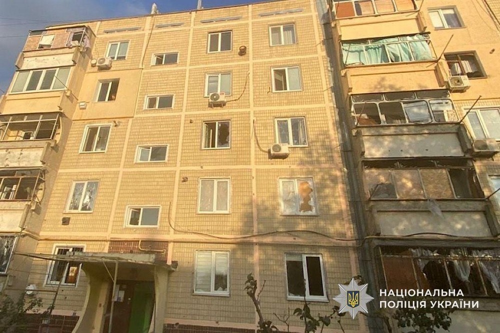 У Нікополі внаслідок удару по п’ятиповерхівці поранено жінку, ворог бив також по Павлограду, Самарівському і Синельниківському районах – поліція