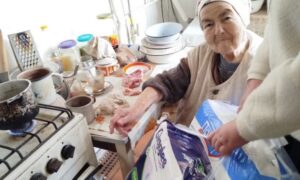 Сьогодні літнім людям роздали гуманітарну допомогу у Марганці (фото)