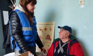 Застав дитиною Другу Світову, а на схилі літ залишився один на вулиці у розбомбленому селі: історія Віктора Олексійовича, якого привезли у Нікополь 2 Історія Віктора Олексійовича, якого привезли у Нікополь волонтери, викликає сум, але сам він з оптимізмом дивиться у майбутнє… Дитиною чоловік пережив Другу Світову. А на схилі років знову – війна. Село на Дніпропетровщині, де він жив, методично перетворюють на руїну окупанти. Волонтери перевезли дідуся у Нікополь. Тут теж стріляють, але все ж – не так сильно. І до того ж – є рідна душа.