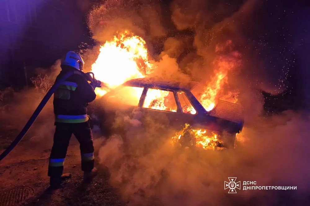 У Дніпрі на вулиці спалахнув автомобіль: подробиці