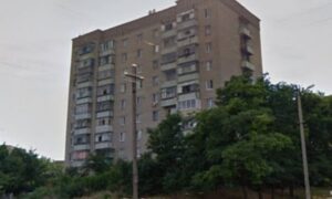 Редакція Nikopolnews отримали листа від мешканців  багатоповерхівки, що знаходиться у Нікополі по вулиці Патріотів України, 107. У листі жителі розповідають про непросту ситуацію, в результаті якої їх будинок перетворюється на «сироту». Просять опублікувати звернення, а нікопольців, які стикалися з подібним, просять поділилися своїм досвідом вирішення проблеми. Тож публікуємо. При цьому заявляємо, що готові оприлюднити позицію й іншої сторони конфлікту, якщо така ініціатива буде. Відкритий лист мешканців ОСББ «Патріотів 107» у Нікополі ОСББ – створення оптимальних умов проживання для людей,  чи руйнування осель у прифронтовому місті? Керівники ОСББ  – відповідальні працівники, чи вигодонабувачі  без закону і моралі? З чого почалося: Нещодавно керівниця ОСББ «Патріотів 107» - пані Шарко О.С. принесла документи нашого дому і вручила їх одному з членів правління дому – не дотримуючись ніякого порядку передачі і навіть вимог з діловодства! Заявила, що не буде «вести» наш дім, бо у нас забагато претензій і проблем! Йдучи  містом, яке розташоване в зоні активних бойових дій, дивуєшся, як наш Нікополь, навіть після жорстких обстрілів, дотримується чистоти і естетики! Само собою це не робиться! Це кропітка робота місцевого самоврядування і КП «Міське паркове господарство» НМР, а також небайдужих людей, справжніх нікопольців - патріотів. Вдячність вам! А от прибудинкові території – це вже відповідальність ОСББ. І одразу видно дома-сироти, якими ніхто не опікується: у літню пору зелені дикі рослини закривають фасад (дикі хащі, наприклад,  по вул. Пожарского, 2), взимку – крига і  сніг не прибраний, восени – кучугури перепрілого листя… І все це впереміш з наслідками обстрілів – битим склом і сміттям… Таким домом-сиротою поступово стає і наш дім – дев’ятиповерховий у районі Укрпошти. Неодноразово обстріляний ворогом, таки мужньо тримається, сумно дивлячись вікнами на тимчасово окупований Енергодар… Тобто, небезпечний район, у якому залишаються жити не так багато людей!  У домі по вул. Патріотів України 107 з 72 квартир тримається третя частина мешканців, решта – покинули домівку…  З виїздом сусідів зі своїх квартир з’явилася проблема: деякі люди, які виїхали, припинили сплачувати внески за житло, не соромлячись говорити, що «Після війни посплачую! », «А якщо дім розіб’ють, за що я платитиму?», «Все одно не проживаю там зараз! І платити не збираюсь!», «Мені потрібні гроші на квартиру, яку винаймаю в іншому місті», «Після війни борги може спишуть»… Що відбувається з людьми? Мабуть, такими вони і були, просто ми не помічали того, що живемо поруч з цинічними і безвідповідальними людьми? У підсумку – внесків, які сплачують мешканці, що залишились проживати під обстрілами, стало катастрофічно не вистачати на потреби утримання будинку. За роки війни накопичувались борги, які призвели до звільнення двірника, а  про  прибирання під’їздів взагалі мова не йде!  У будівлі відключили ліфт. Враховуючи те, що у більшості залишились проживати люди похилого віку, інваліди, немічні, то життя без ліфту для них ускладнилося в десятки разів!  Ініціативна група мешканців дому почала розбиратися в ситуації і з’ясувала, що керівник ОСББ Шарко Оксана півтора роки не розраховувалась з ліфтерним господарством! Звичайно, це призвело до критичної ситуації. Але  пані Шарко не переймалася турботами: «У вас багато боржників. Стягуйте з них борги! Грошей немає!».  Мешканці самостійно вирішили проблему з ліфтерним господарством! Дякуємо ТОВ «НІКОПОЛЬ ТЕХНО СЕРВІС» та його керівнику – пані Ірині, що вони пішли нам назустріч!  Далі – більше! Нещодавно наша керівниця ОСББ - пані Шарко принесла документи і вручила їх одному з членів правління дому! Заявила, що не буде вести наш дім, бо у нас забагато претензій і проблем. Але ж до цих проблем призвела багаторічна  бездіяльність саме керівника ОСББ: з 2016 року проведені лише одні установчі збори! Ніяких звітів, протоколів, рішень загальних зборів мешканців і нічого подібного, що відповідає затвердженому статуту! Повне свавілля ! І поки мешканці не опинились в скрутному становищі, то й не піднімали питання правомірності дій керівника ОСББ. А  зараз Шарко О.С. явила на ознайомлення «додаткову угоду», в якій оговорено, що вона з 1 вересня 2025 року припиняє свою діяльність в нашому будинку! Причому неправомірну угоду! Підписану нібито головою правління дому оригінальним підписом (!), яка  знаходиться за кордоном - пані Гороховською! Без звіту на загальних зборах мешканців дому, у повну супереч попередніх угод і статуту! Звичайно, ми не визнаємо цей папірець правомірним документом, тим більше -  готові висунути претензію і Шарко О. і Гороховській В. з вимогою підтвердження оригінальності цього папірця та історії його походження! Інакше це – звичайне шахрайство! Плани Шарко зрозумілі – вона поспішає уникнути будь-якої відповідальності! Але про що думає голова правління, мешкаючи в сусідній державі? Що «війна все спише»? Люди! У вас є хоч якісь уявлення про закон і мораль? Про відповідальність і   гуманізм? Ви – позор міста Героя, у якому  всі доброчесні нікопольці намагаються підтримати один одного! А ви що робите? Поведінка злочинна! Ваші дії схожі на  змову і шахрайство! Зараз у нашому домі виникла ще проблемна ситуація з постачанням електроенергії! Далі  - опалювальний сезон!  Не виключені і інші проблеми з комунікаціями! Вся країна готується до важкої зими! А у зоні активних бойових дій можна плюнути на будинок і людей, самоусунутися від виконання своїх обов’язків порушуючи угоди  діючого договору? Пані Шарко «відмовилась» від нашого дому, залишивши всі рахунки на собі! Бо вона ще не всю зарплатню отримала! І має на меті вичистити рахунок дому і кинути його з голим бюджетом і комунальними проблемами напризволяще! А ви – пані Шарко – заробили ці гроші? «Завдяки»  нашим проблемам ми дізналися, що вплив на таких горе – керівників ні з якого боку, крім суду – неможливий!  Вони також це чудово розуміють і недобросовісні найняті працівники типу Шарко О.С. крутять своїми посадовими обов’язками, як циган сонцем! Назбирали собі будівель і «працюють» лежачі на дивані! Ні, шановні, так не повинно бути! Хотілося б почути досвід мешканців домів,  у яких складалися непрості стосунки з керівником, або з головою ОСББ : як ви виходили з такої ситуації? Як змушували горе-керівників виконувати свої функції? Дякуємо! «Наш будинок стає «сиротою» через безвідповідальність керівника»: відкритий лист мешканців ОСББ «Патріотів 107» у Нікополі