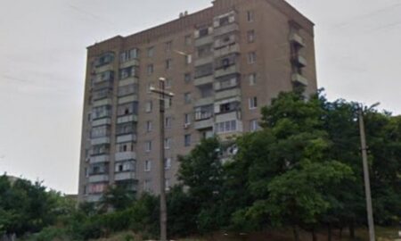 Редакція Nikopolnews отримали листа від мешканців  багатоповерхівки, що знаходиться у Нікополі по вулиці Патріотів України, 107. У листі жителі розповідають про непросту ситуацію, в результаті якої їх будинок перетворюється на «сироту». Просять опублікувати звернення, а нікопольців, які стикалися з подібним, просять поділилися своїм досвідом вирішення проблеми. Тож публікуємо. При цьому заявляємо, що готові оприлюднити позицію й іншої сторони конфлікту, якщо така ініціатива буде. Відкритий лист мешканців ОСББ «Патріотів 107» у Нікополі ОСББ – створення оптимальних умов проживання для людей,  чи руйнування осель у прифронтовому місті? Керівники ОСББ  – відповідальні працівники, чи вигодонабувачі  без закону і моралі? З чого почалося: Нещодавно керівниця ОСББ «Патріотів 107» - пані Шарко О.С. принесла документи нашого дому і вручила їх одному з членів правління дому – не дотримуючись ніякого порядку передачі і навіть вимог з діловодства! Заявила, що не буде «вести» наш дім, бо у нас забагато претензій і проблем! Йдучи  містом, яке розташоване в зоні активних бойових дій, дивуєшся, як наш Нікополь, навіть після жорстких обстрілів, дотримується чистоти і естетики! Само собою це не робиться! Це кропітка робота місцевого самоврядування і КП «Міське паркове господарство» НМР, а також небайдужих людей, справжніх нікопольців - патріотів. Вдячність вам! А от прибудинкові території – це вже відповідальність ОСББ. І одразу видно дома-сироти, якими ніхто не опікується: у літню пору зелені дикі рослини закривають фасад (дикі хащі, наприклад,  по вул. Пожарского, 2), взимку – крига і  сніг не прибраний, восени – кучугури перепрілого листя… І все це впереміш з наслідками обстрілів – битим склом і сміттям… Таким домом-сиротою поступово стає і наш дім – дев’ятиповерховий у районі Укрпошти. Неодноразово обстріляний ворогом, таки мужньо тримається, сумно дивлячись вікнами на тимчасово окупований Енергодар… Тобто, небезпечний район, у якому залишаються жити не так багато людей!  У домі по вул. Патріотів України 107 з 72 квартир тримається третя частина мешканців, решта – покинули домівку…  З виїздом сусідів зі своїх квартир з’явилася проблема: деякі люди, які виїхали, припинили сплачувати внески за житло, не соромлячись говорити, що «Після війни посплачую! », «А якщо дім розіб’ють, за що я платитиму?», «Все одно не проживаю там зараз! І платити не збираюсь!», «Мені потрібні гроші на квартиру, яку винаймаю в іншому місті», «Після війни борги може спишуть»… Що відбувається з людьми? Мабуть, такими вони і були, просто ми не помічали того, що живемо поруч з цинічними і безвідповідальними людьми? У підсумку – внесків, які сплачують мешканці, що залишились проживати під обстрілами, стало катастрофічно не вистачати на потреби утримання будинку. За роки війни накопичувались борги, які призвели до звільнення двірника, а  про  прибирання під’їздів взагалі мова не йде!  У будівлі відключили ліфт. Враховуючи те, що у більшості залишились проживати люди похилого віку, інваліди, немічні, то життя без ліфту для них ускладнилося в десятки разів!  Ініціативна група мешканців дому почала розбиратися в ситуації і з’ясувала, що керівник ОСББ Шарко Оксана півтора роки не розраховувалась з ліфтерним господарством! Звичайно, це призвело до критичної ситуації. Але  пані Шарко не переймалася турботами: «У вас багато боржників. Стягуйте з них борги! Грошей немає!».  Мешканці самостійно вирішили проблему з ліфтерним господарством! Дякуємо ТОВ «НІКОПОЛЬ ТЕХНО СЕРВІС» та його керівнику – пані Ірині, що вони пішли нам назустріч!  Далі – більше! Нещодавно наша керівниця ОСББ - пані Шарко принесла документи і вручила їх одному з членів правління дому! Заявила, що не буде вести наш дім, бо у нас забагато претензій і проблем. Але ж до цих проблем призвела багаторічна  бездіяльність саме керівника ОСББ: з 2016 року проведені лише одні установчі збори! Ніяких звітів, протоколів, рішень загальних зборів мешканців і нічого подібного, що відповідає затвердженому статуту! Повне свавілля ! І поки мешканці не опинились в скрутному становищі, то й не піднімали питання правомірності дій керівника ОСББ. А  зараз Шарко О.С. явила на ознайомлення «додаткову угоду», в якій оговорено, що вона з 1 вересня 2025 року припиняє свою діяльність в нашому будинку! Причому неправомірну угоду! Підписану нібито головою правління дому оригінальним підписом (!), яка  знаходиться за кордоном - пані Гороховською! Без звіту на загальних зборах мешканців дому, у повну супереч попередніх угод і статуту! Звичайно, ми не визнаємо цей папірець правомірним документом, тим більше -  готові висунути претензію і Шарко О. і Гороховській В. з вимогою підтвердження оригінальності цього папірця та історії його походження! Інакше це – звичайне шахрайство! Плани Шарко зрозумілі – вона поспішає уникнути будь-якої відповідальності! Але про що думає голова правління, мешкаючи в сусідній державі? Що «війна все спише»? Люди! У вас є хоч якісь уявлення про закон і мораль? Про відповідальність і   гуманізм? Ви – позор міста Героя, у якому  всі доброчесні нікопольці намагаються підтримати один одного! А ви що робите? Поведінка злочинна! Ваші дії схожі на  змову і шахрайство! Зараз у нашому домі виникла ще проблемна ситуація з постачанням електроенергії! Далі  - опалювальний сезон!  Не виключені і інші проблеми з комунікаціями! Вся країна готується до важкої зими! А у зоні активних бойових дій можна плюнути на будинок і людей, самоусунутися від виконання своїх обов’язків порушуючи угоди  діючого договору? Пані Шарко «відмовилась» від нашого дому, залишивши всі рахунки на собі! Бо вона ще не всю зарплатню отримала! І має на меті вичистити рахунок дому і кинути його з голим бюджетом і комунальними проблемами напризволяще! А ви – пані Шарко – заробили ці гроші? «Завдяки»  нашим проблемам ми дізналися, що вплив на таких горе – керівників ні з якого боку, крім суду – неможливий!  Вони також це чудово розуміють і недобросовісні найняті працівники типу Шарко О.С. крутять своїми посадовими обов’язками, як циган сонцем! Назбирали собі будівель і «працюють» лежачі на дивані! Ні, шановні, так не повинно бути! Хотілося б почути досвід мешканців домів,  у яких складалися непрості стосунки з керівником, або з головою ОСББ : як ви виходили з такої ситуації? Як змушували горе-керівників виконувати свої функції? Дякуємо! «Наш будинок стає «сиротою» через безвідповідальність керівника»: відкритий лист мешканців ОСББ «Патріотів 107» у Нікополі