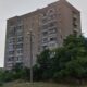 Редакція Nikopolnews отримали листа від мешканців  багатоповерхівки, що знаходиться у Нікополі по вулиці Патріотів України, 107. У листі жителі розповідають про непросту ситуацію, в результаті якої їх будинок перетворюється на «сироту». Просять опублікувати звернення, а нікопольців, які стикалися з подібним, просять поділилися своїм досвідом вирішення проблеми. Тож публікуємо. При цьому заявляємо, що готові оприлюднити позицію й іншої сторони конфлікту, якщо така ініціатива буде. Відкритий лист мешканців ОСББ «Патріотів 107» у Нікополі ОСББ – створення оптимальних умов проживання для людей,  чи руйнування осель у прифронтовому місті? Керівники ОСББ  – відповідальні працівники, чи вигодонабувачі  без закону і моралі? З чого почалося: Нещодавно керівниця ОСББ «Патріотів 107» - пані Шарко О.С. принесла документи нашого дому і вручила їх одному з членів правління дому – не дотримуючись ніякого порядку передачі і навіть вимог з діловодства! Заявила, що не буде «вести» наш дім, бо у нас забагато претензій і проблем! Йдучи  містом, яке розташоване в зоні активних бойових дій, дивуєшся, як наш Нікополь, навіть після жорстких обстрілів, дотримується чистоти і естетики! Само собою це не робиться! Це кропітка робота місцевого самоврядування і КП «Міське паркове господарство» НМР, а також небайдужих людей, справжніх нікопольців - патріотів. Вдячність вам! А от прибудинкові території – це вже відповідальність ОСББ. І одразу видно дома-сироти, якими ніхто не опікується: у літню пору зелені дикі рослини закривають фасад (дикі хащі, наприклад,  по вул. Пожарского, 2), взимку – крига і  сніг не прибраний, восени – кучугури перепрілого листя… І все це впереміш з наслідками обстрілів – битим склом і сміттям… Таким домом-сиротою поступово стає і наш дім – дев’ятиповерховий у районі Укрпошти. Неодноразово обстріляний ворогом, таки мужньо тримається, сумно дивлячись вікнами на тимчасово окупований Енергодар… Тобто, небезпечний район, у якому залишаються жити не так багато людей!  У домі по вул. Патріотів України 107 з 72 квартир тримається третя частина мешканців, решта – покинули домівку…  З виїздом сусідів зі своїх квартир з’явилася проблема: деякі люди, які виїхали, припинили сплачувати внески за житло, не соромлячись говорити, що «Після війни посплачую! », «А якщо дім розіб’ють, за що я платитиму?», «Все одно не проживаю там зараз! І платити не збираюсь!», «Мені потрібні гроші на квартиру, яку винаймаю в іншому місті», «Після війни борги може спишуть»… Що відбувається з людьми? Мабуть, такими вони і були, просто ми не помічали того, що живемо поруч з цинічними і безвідповідальними людьми? У підсумку – внесків, які сплачують мешканці, що залишились проживати під обстрілами, стало катастрофічно не вистачати на потреби утримання будинку. За роки війни накопичувались борги, які призвели до звільнення двірника, а  про  прибирання під’їздів взагалі мова не йде!  У будівлі відключили ліфт. Враховуючи те, що у більшості залишились проживати люди похилого віку, інваліди, немічні, то життя без ліфту для них ускладнилося в десятки разів!  Ініціативна група мешканців дому почала розбиратися в ситуації і з’ясувала, що керівник ОСББ Шарко Оксана півтора роки не розраховувалась з ліфтерним господарством! Звичайно, це призвело до критичної ситуації. Але  пані Шарко не переймалася турботами: «У вас багато боржників. Стягуйте з них борги! Грошей немає!».  Мешканці самостійно вирішили проблему з ліфтерним господарством! Дякуємо ТОВ «НІКОПОЛЬ ТЕХНО СЕРВІС» та його керівнику – пані Ірині, що вони пішли нам назустріч!  Далі – більше! Нещодавно наша керівниця ОСББ - пані Шарко принесла документи і вручила їх одному з членів правління дому! Заявила, що не буде вести наш дім, бо у нас забагато претензій і проблем. Але ж до цих проблем призвела багаторічна  бездіяльність саме керівника ОСББ: з 2016 року проведені лише одні установчі збори! Ніяких звітів, протоколів, рішень загальних зборів мешканців і нічого подібного, що відповідає затвердженому статуту! Повне свавілля ! І поки мешканці не опинились в скрутному становищі, то й не піднімали питання правомірності дій керівника ОСББ. А  зараз Шарко О.С. явила на ознайомлення «додаткову угоду», в якій оговорено, що вона з 1 вересня 2025 року припиняє свою діяльність в нашому будинку! Причому неправомірну угоду! Підписану нібито головою правління дому оригінальним підписом (!), яка  знаходиться за кордоном - пані Гороховською! Без звіту на загальних зборах мешканців дому, у повну супереч попередніх угод і статуту! Звичайно, ми не визнаємо цей папірець правомірним документом, тим більше -  готові висунути претензію і Шарко О. і Гороховській В. з вимогою підтвердження оригінальності цього папірця та історії його походження! Інакше це – звичайне шахрайство! Плани Шарко зрозумілі – вона поспішає уникнути будь-якої відповідальності! Але про що думає голова правління, мешкаючи в сусідній державі? Що «війна все спише»? Люди! У вас є хоч якісь уявлення про закон і мораль? Про відповідальність і   гуманізм? Ви – позор міста Героя, у якому  всі доброчесні нікопольці намагаються підтримати один одного! А ви що робите? Поведінка злочинна! Ваші дії схожі на  змову і шахрайство! Зараз у нашому домі виникла ще проблемна ситуація з постачанням електроенергії! Далі  - опалювальний сезон!  Не виключені і інші проблеми з комунікаціями! Вся країна готується до важкої зими! А у зоні активних бойових дій можна плюнути на будинок і людей, самоусунутися від виконання своїх обов’язків порушуючи угоди  діючого договору? Пані Шарко «відмовилась» від нашого дому, залишивши всі рахунки на собі! Бо вона ще не всю зарплатню отримала! І має на меті вичистити рахунок дому і кинути його з голим бюджетом і комунальними проблемами напризволяще! А ви – пані Шарко – заробили ці гроші? «Завдяки»  нашим проблемам ми дізналися, що вплив на таких горе – керівників ні з якого боку, крім суду – неможливий!  Вони також це чудово розуміють і недобросовісні найняті працівники типу Шарко О.С. крутять своїми посадовими обов’язками, як циган сонцем! Назбирали собі будівель і «працюють» лежачі на дивані! Ні, шановні, так не повинно бути! Хотілося б почути досвід мешканців домів,  у яких складалися непрості стосунки з керівником, або з головою ОСББ : як ви виходили з такої ситуації? Як змушували горе-керівників виконувати свої функції? Дякуємо! «Наш будинок стає «сиротою» через безвідповідальність керівника»: відкритий лист мешканців ОСББ «Патріотів 107» у Нікополі