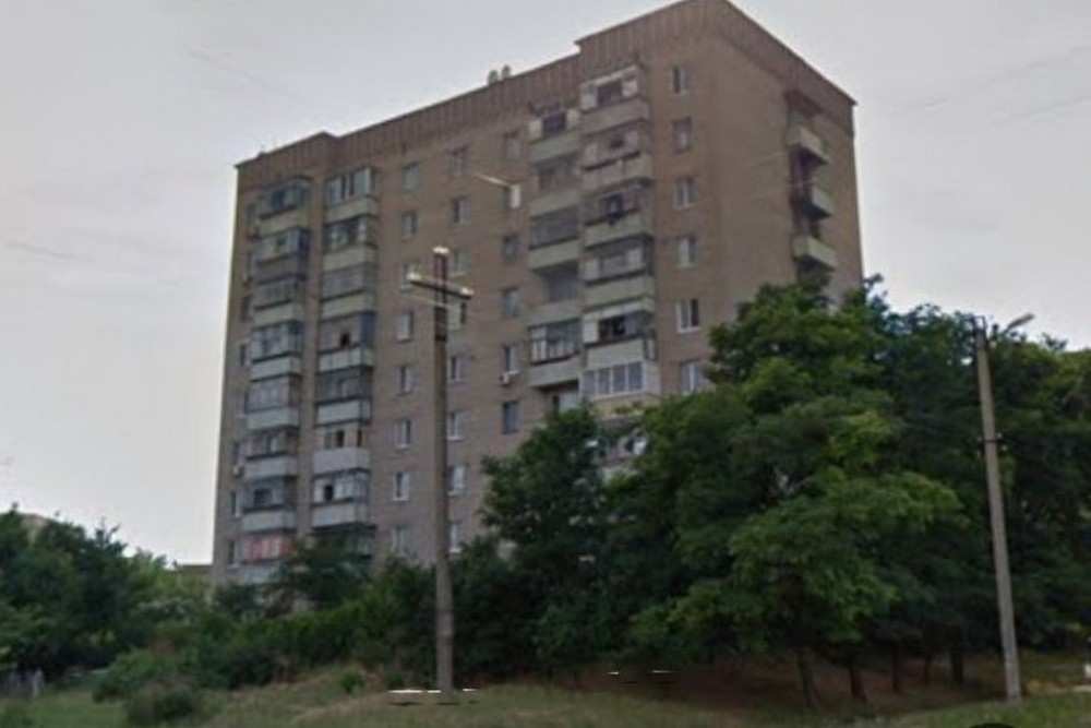 Редакція Nikopolnews отримали листа від мешканців  багатоповерхівки, що знаходиться у Нікополі по вулиці Патріотів України, 107. У листі жителі розповідають про непросту ситуацію, в результаті якої їх будинок перетворюється на «сироту». Просять опублікувати звернення, а нікопольців, які стикалися з подібним, просять поділилися своїм досвідом вирішення проблеми. Тож публікуємо. При цьому заявляємо, що готові оприлюднити позицію й іншої сторони конфлікту, якщо така ініціатива буде. Відкритий лист мешканців ОСББ «Патріотів 107» у Нікополі ОСББ – створення оптимальних умов проживання для людей,  чи руйнування осель у прифронтовому місті? Керівники ОСББ  – відповідальні працівники, чи вигодонабувачі  без закону і моралі? З чого почалося: Нещодавно керівниця ОСББ «Патріотів 107» - пані Шарко О.С. принесла документи нашого дому і вручила їх одному з членів правління дому – не дотримуючись ніякого порядку передачі і навіть вимог з діловодства! Заявила, що не буде «вести» наш дім, бо у нас забагато претензій і проблем! Йдучи  містом, яке розташоване в зоні активних бойових дій, дивуєшся, як наш Нікополь, навіть після жорстких обстрілів, дотримується чистоти і естетики! Само собою це не робиться! Це кропітка робота місцевого самоврядування і КП «Міське паркове господарство» НМР, а також небайдужих людей, справжніх нікопольців - патріотів. Вдячність вам! А от прибудинкові території – це вже відповідальність ОСББ. І одразу видно дома-сироти, якими ніхто не опікується: у літню пору зелені дикі рослини закривають фасад (дикі хащі, наприклад,  по вул. Пожарского, 2), взимку – крига і  сніг не прибраний, восени – кучугури перепрілого листя… І все це впереміш з наслідками обстрілів – битим склом і сміттям… Таким домом-сиротою поступово стає і наш дім – дев’ятиповерховий у районі Укрпошти. Неодноразово обстріляний ворогом, таки мужньо тримається, сумно дивлячись вікнами на тимчасово окупований Енергодар… Тобто, небезпечний район, у якому залишаються жити не так багато людей!  У домі по вул. Патріотів України 107 з 72 квартир тримається третя частина мешканців, решта – покинули домівку…  З виїздом сусідів зі своїх квартир з’явилася проблема: деякі люди, які виїхали, припинили сплачувати внески за житло, не соромлячись говорити, що «Після війни посплачую! », «А якщо дім розіб’ють, за що я платитиму?», «Все одно не проживаю там зараз! І платити не збираюсь!», «Мені потрібні гроші на квартиру, яку винаймаю в іншому місті», «Після війни борги може спишуть»… Що відбувається з людьми? Мабуть, такими вони і були, просто ми не помічали того, що живемо поруч з цинічними і безвідповідальними людьми? У підсумку – внесків, які сплачують мешканці, що залишились проживати під обстрілами, стало катастрофічно не вистачати на потреби утримання будинку. За роки війни накопичувались борги, які призвели до звільнення двірника, а  про  прибирання під’їздів взагалі мова не йде!  У будівлі відключили ліфт. Враховуючи те, що у більшості залишились проживати люди похилого віку, інваліди, немічні, то життя без ліфту для них ускладнилося в десятки разів!  Ініціативна група мешканців дому почала розбиратися в ситуації і з’ясувала, що керівник ОСББ Шарко Оксана півтора роки не розраховувалась з ліфтерним господарством! Звичайно, це призвело до критичної ситуації. Але  пані Шарко не переймалася турботами: «У вас багато боржників. Стягуйте з них борги! Грошей немає!».  Мешканці самостійно вирішили проблему з ліфтерним господарством! Дякуємо ТОВ «НІКОПОЛЬ ТЕХНО СЕРВІС» та його керівнику – пані Ірині, що вони пішли нам назустріч!  Далі – більше! Нещодавно наша керівниця ОСББ - пані Шарко принесла документи і вручила їх одному з членів правління дому! Заявила, що не буде вести наш дім, бо у нас забагато претензій і проблем. Але ж до цих проблем призвела багаторічна  бездіяльність саме керівника ОСББ: з 2016 року проведені лише одні установчі збори! Ніяких звітів, протоколів, рішень загальних зборів мешканців і нічого подібного, що відповідає затвердженому статуту! Повне свавілля ! І поки мешканці не опинились в скрутному становищі, то й не піднімали питання правомірності дій керівника ОСББ. А  зараз Шарко О.С. явила на ознайомлення «додаткову угоду», в якій оговорено, що вона з 1 вересня 2025 року припиняє свою діяльність в нашому будинку! Причому неправомірну угоду! Підписану нібито головою правління дому оригінальним підписом (!), яка  знаходиться за кордоном - пані Гороховською! Без звіту на загальних зборах мешканців дому, у повну супереч попередніх угод і статуту! Звичайно, ми не визнаємо цей папірець правомірним документом, тим більше -  готові висунути претензію і Шарко О. і Гороховській В. з вимогою підтвердження оригінальності цього папірця та історії його походження! Інакше це – звичайне шахрайство! Плани Шарко зрозумілі – вона поспішає уникнути будь-якої відповідальності! Але про що думає голова правління, мешкаючи в сусідній державі? Що «війна все спише»? Люди! У вас є хоч якісь уявлення про закон і мораль? Про відповідальність і   гуманізм? Ви – позор міста Героя, у якому  всі доброчесні нікопольці намагаються підтримати один одного! А ви що робите? Поведінка злочинна! Ваші дії схожі на  змову і шахрайство! Зараз у нашому домі виникла ще проблемна ситуація з постачанням електроенергії! Далі  - опалювальний сезон!  Не виключені і інші проблеми з комунікаціями! Вся країна готується до важкої зими! А у зоні активних бойових дій можна плюнути на будинок і людей, самоусунутися від виконання своїх обов’язків порушуючи угоди  діючого договору? Пані Шарко «відмовилась» від нашого дому, залишивши всі рахунки на собі! Бо вона ще не всю зарплатню отримала! І має на меті вичистити рахунок дому і кинути його з голим бюджетом і комунальними проблемами напризволяще! А ви – пані Шарко – заробили ці гроші? «Завдяки»  нашим проблемам ми дізналися, що вплив на таких горе – керівників ні з якого боку, крім суду – неможливий!  Вони також це чудово розуміють і недобросовісні найняті працівники типу Шарко О.С. крутять своїми посадовими обов’язками, як циган сонцем! Назбирали собі будівель і «працюють» лежачі на дивані! Ні, шановні, так не повинно бути! Хотілося б почути досвід мешканців домів,  у яких складалися непрості стосунки з керівником, або з головою ОСББ : як ви виходили з такої ситуації? Як змушували горе-керівників виконувати свої функції? Дякуємо! «Наш будинок стає «сиротою» через безвідповідальність керівника»: відкритий лист мешканців ОСББ «Патріотів 107» у Нікополі