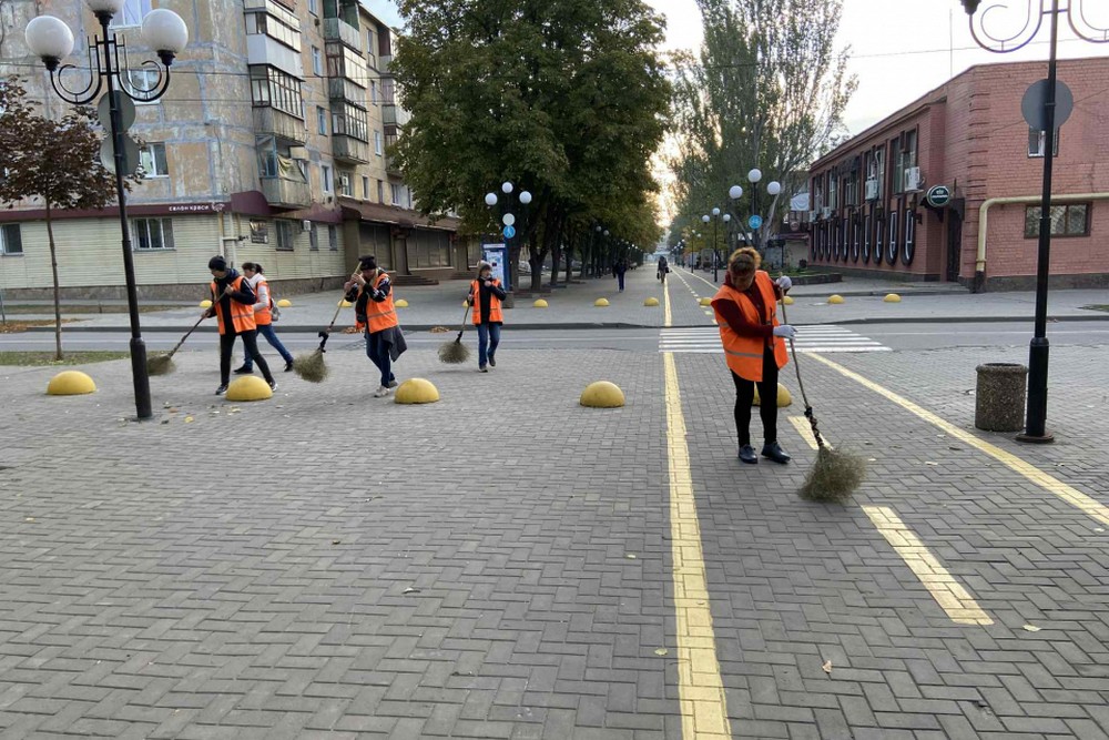 Осіння турбота про місто у Покрові: комунальники продовжують невтомно працювати (фото)