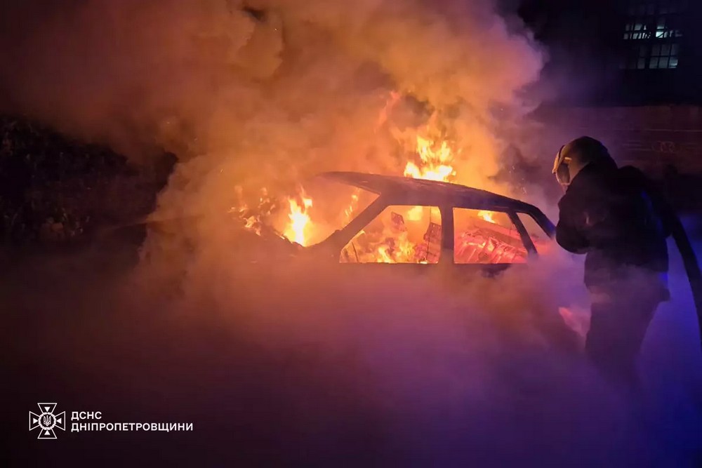 У Дніпрі на вулиці спалахнув автомобіль: подробиці