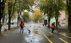 Осіння турбота про місто у Покрові: комунальники продовжують невтомно працювати (фото)