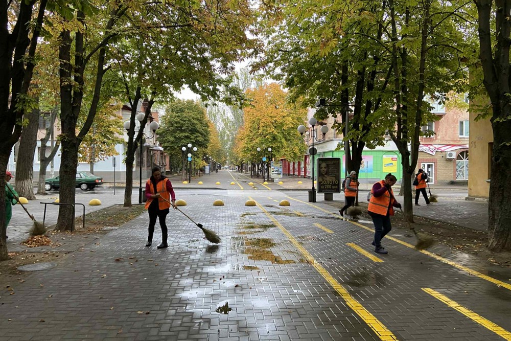 Осіння турбота про місто у Покрові: комунальники продовжують невтомно працювати (фото)