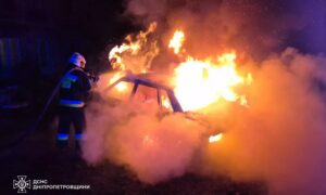 У Дніпрі на вулиці згорів «ВАЗ-21099» (фото)