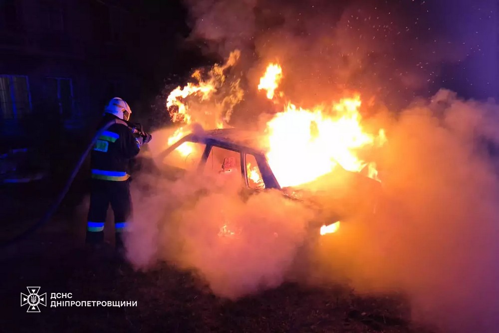 У Дніпрі на вулиці згорів «ВАЗ-21099» (фото)