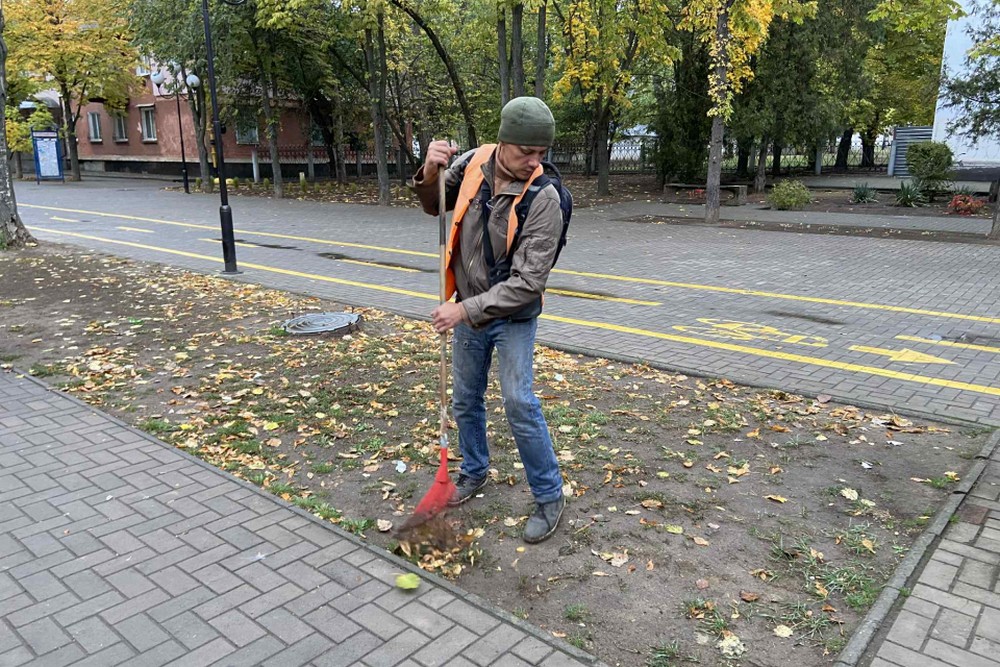 Осіння турбота про місто у Покрові: комунальники продовжують невтомно працювати (фото)