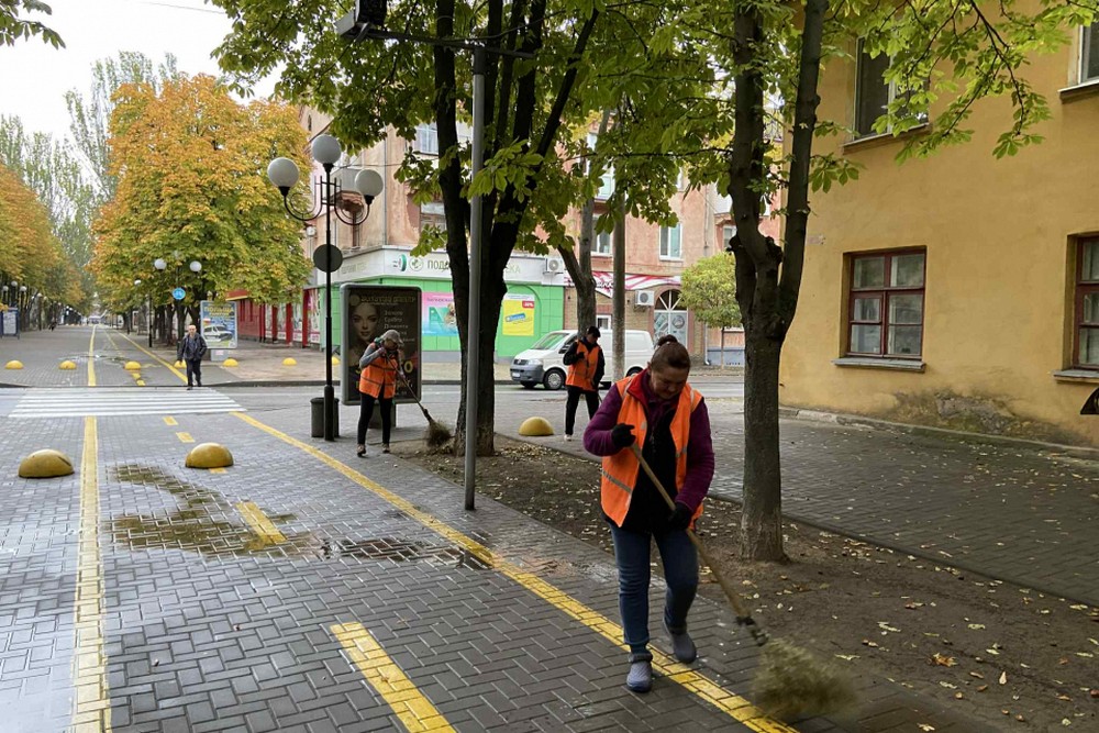 Осіння турбота про місто у Покрові: комунальники продовжують невтомно працювати (фото)