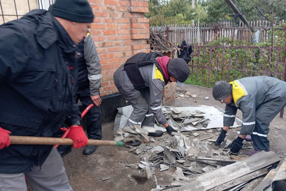 У Нікополі демонтують системи поливу, встановлюють знаки, прибирають листя і усувають наслідки обстрілів (фото)