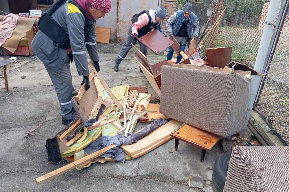У Нікополі демонтують системи поливу, встановлюють знаки, прибирають листя і усувають наслідки обстрілів (фото)