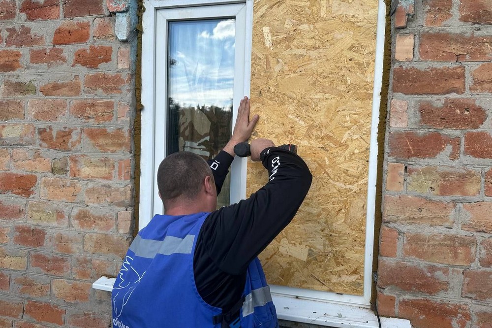 У Нікополі сьогодні ворог знову зруйнував будинок, інші отримали пошкодження: фото