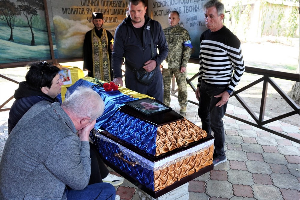 У Нікополі сьогодні провели в останню путь Захисника: фото