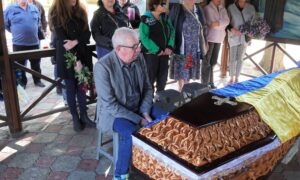 Мав золоті руки, разом із батьком виготовляв меблі: у Нікополі сьогодні провели в останню путь Захисника (фото)