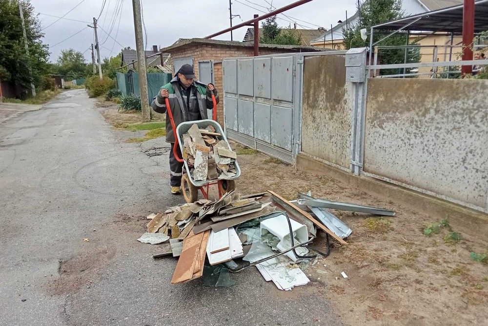У Нікополі демонтують системи поливу, встановлюють знаки, прибирають листя і усувають наслідки обстрілів (фото)