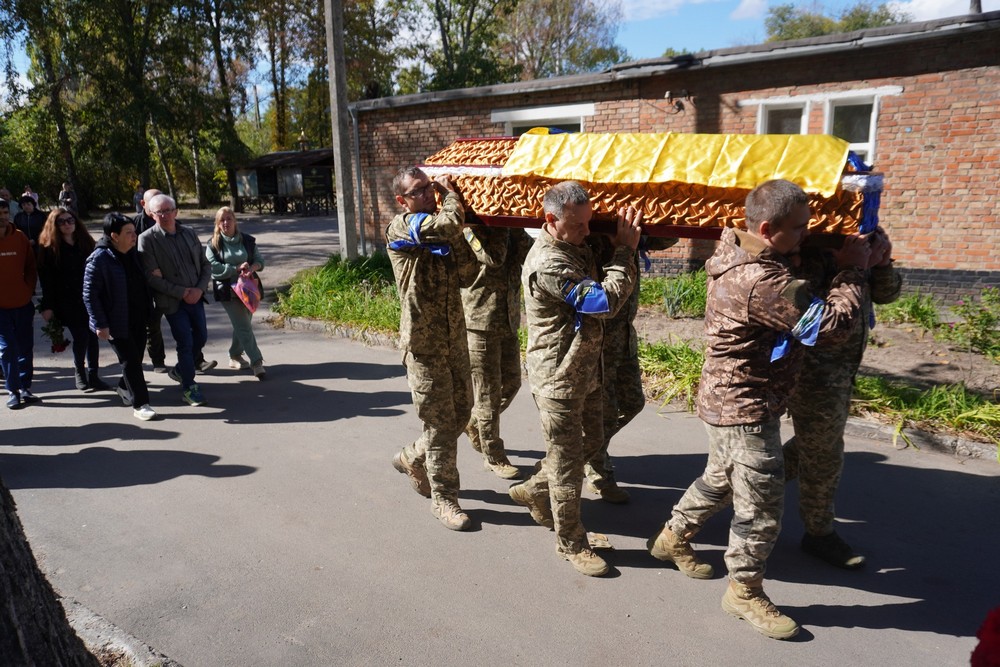 У Нікополі сьогодні провели в останню путь Захисника: фото