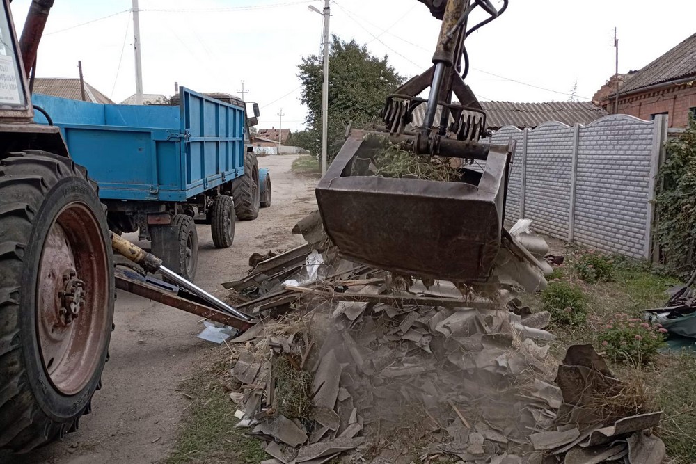 У Нікополі демонтують системи поливу, встановлюють знаки, прибирають листя і усувають наслідки обстрілів (фото)