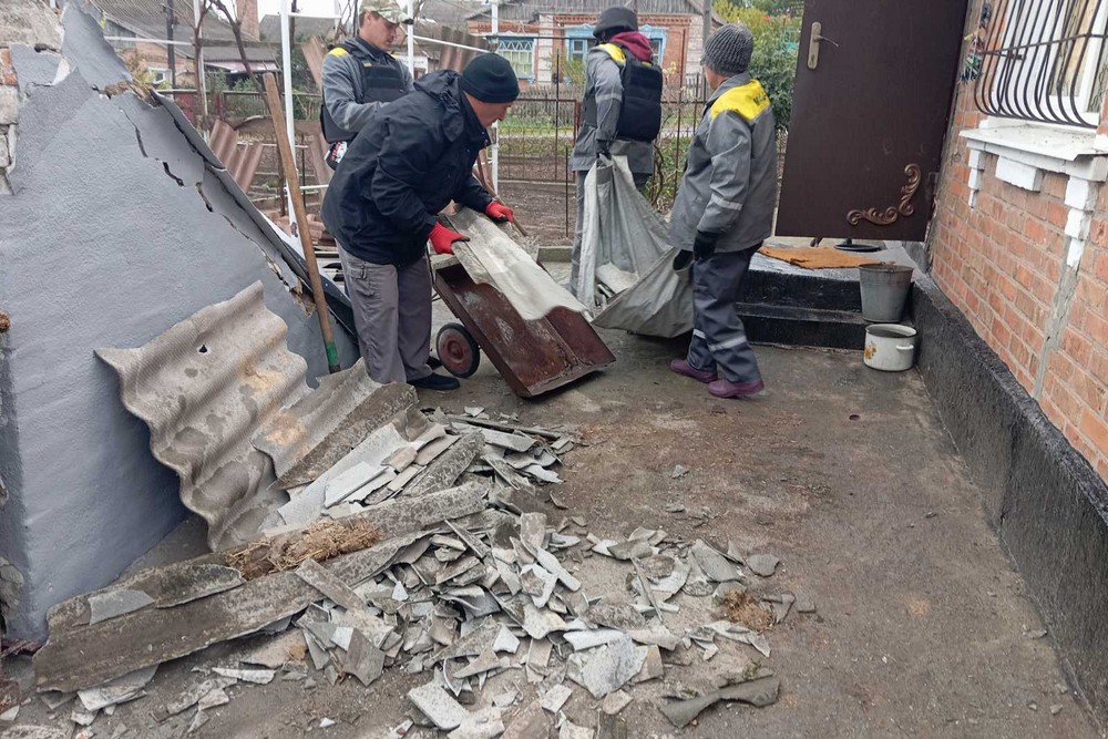 У Нікополі демонтують системи поливу, встановлюють знаки, прибирають листя і усувають наслідки обстрілів (фото)