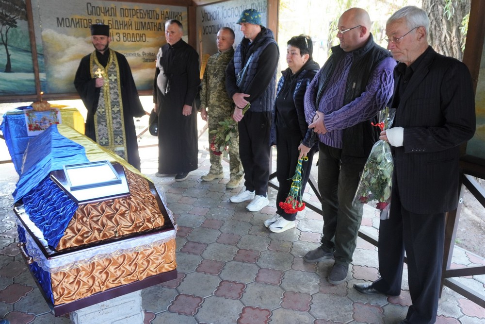 У Нікополі сьогодні провели в останню путь Захисника: фото