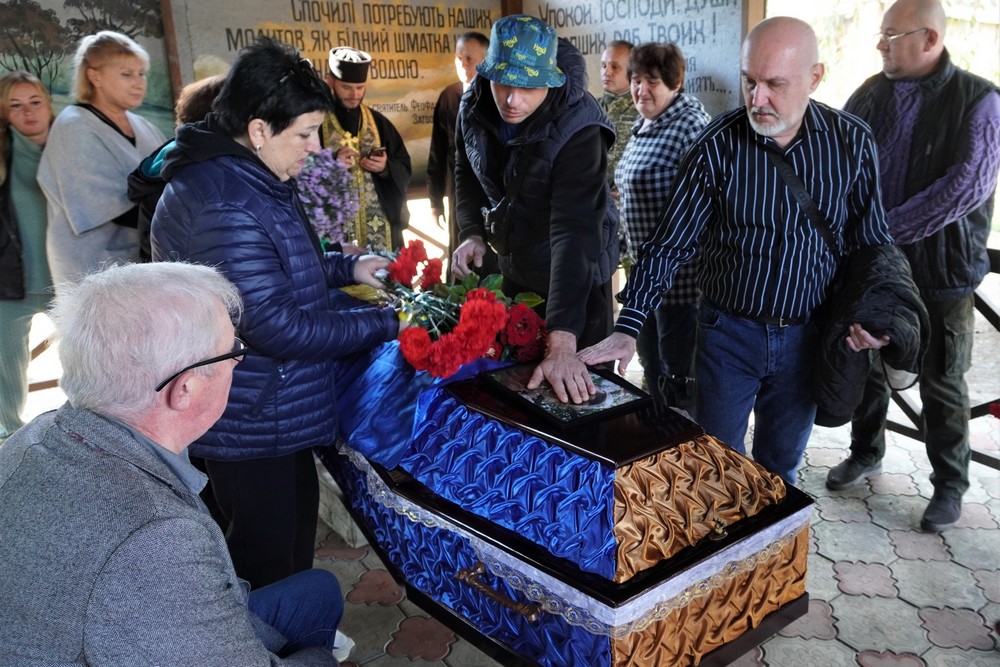 У Нікополі сьогодні провели в останню путь Захисника: фото